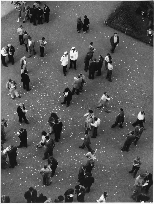 Fotó: Berekméri Zoltán: Lóversenytéren, 1958. © Magyar Fotográfiai Múzeum