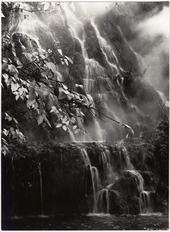 Fotó: Kovács István Károly: Õszi párák. Vízesés a Margitszigeten. 1984. © Magyar Fotográfiai Múzeum