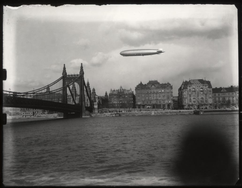 Fotó: Pentl Lajos: A Zeppelin a város felett 1931. © Magyar Fotográfiai Múzeum