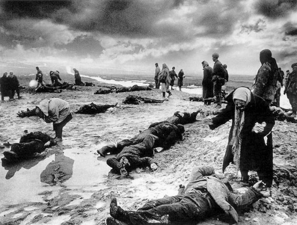Fotó: Dmitrij Baltermanc: Bánat, Kercs, 1942. február © Dmitrij Baltermanc<br /><br />1941. október végén rendkívül véres harcok után a Krím-félsziget a németek kezére került, akik elfoglalták - többek között - Kercs várost is. Sztálin 1942. január 10-én ellentámadást rendelt el a leningrádi és a Kercs körüli német hadállások ellen. A harcok rengeteg polgári áldozatot is követeltek. 1942 tavaszán a hóolvadás felfedte a csatában elesettek holttesteit, amelyek között a Krím-félszigeti Kercs város lakosai családtagjaik holttesteit keresték. Dmitrij Baltermanc fotográfus a háború sújtotta Krím-félszigeten utazva örökítette meg ezt a szívszorító jelenetet.  