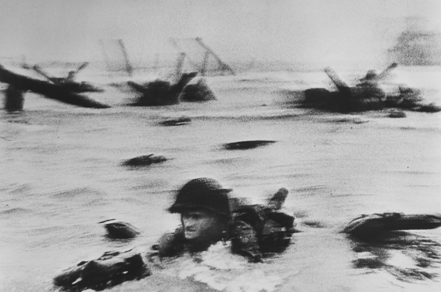 <br />Fotó: Robert Capa: Normandia. D-DAY, 1944. június 6. © Robert Capa © International Center of Photography<br /><br />Egy technikai malőr következtében csak kis töredéke maradt ránk annak az ikonikus fotósorozatnak, ami a normandiai partraszállást dokumentálta. Robert Capát a Life magazin kérte fel, hogy örökítse meg az amerikai hadsereg Európára mért első nagy csapását, ami végül nagy részben befolyásolta a második világháború kimenetelét.