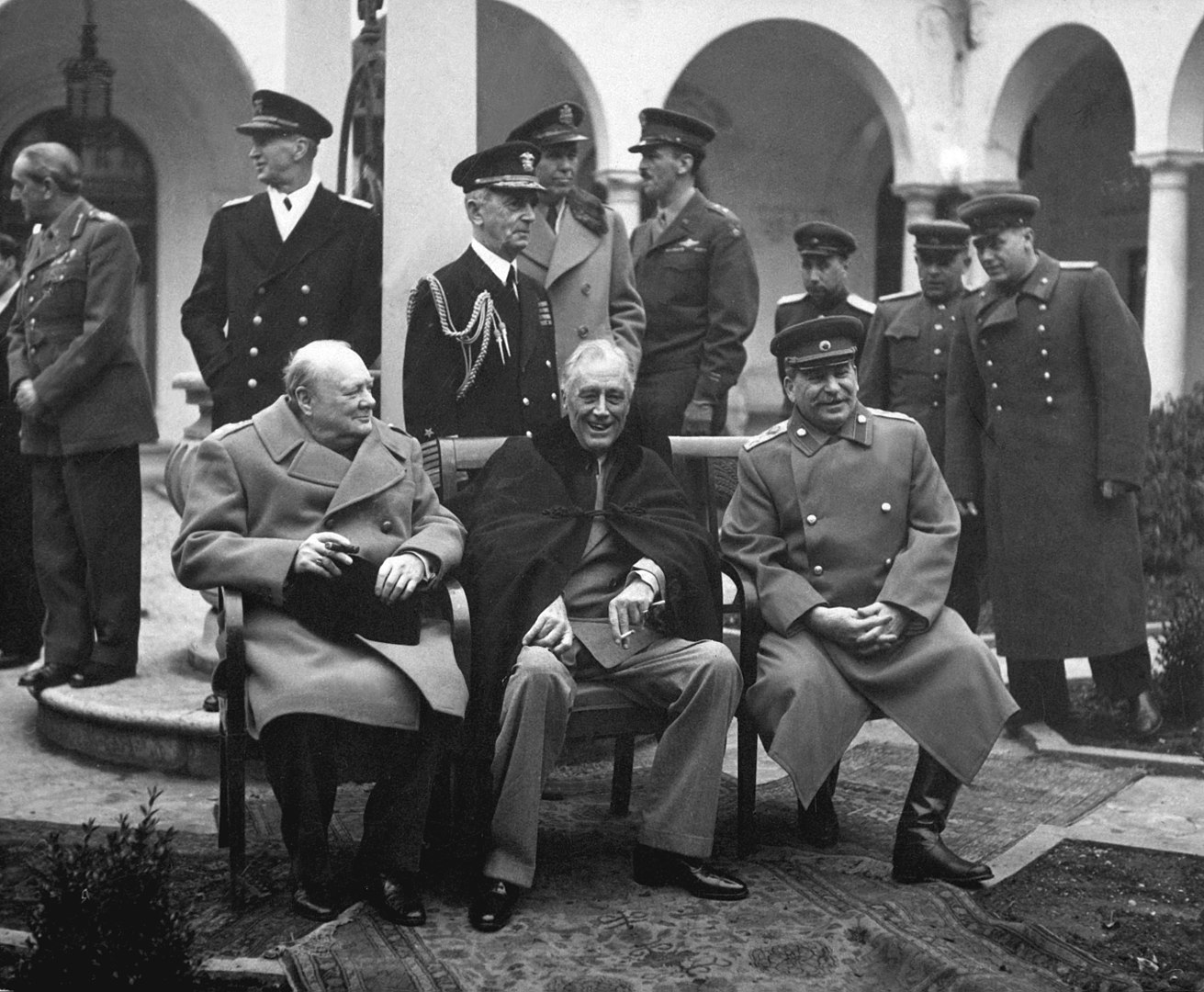 Fotó: Churchill, Roosevelt és Sztálin a konferencián. Andrew Cunningham, a brit flotta admirálisa és Charles Portal, a RAF marsallja Churchill mögött áll, William D. Leahy, az amerikai haditengerészet admirálisa pedig Roosevelt mögött<br /><br />A jaltai konferencia (kódnevén Argonauta konferencia) 1945. február 4. és február 11. között zajlott le a szövetséges államok vezetői között. Sorrendben ez volt a második találkozó a három nagyhatalom, az Amerikai Egyesült Államok, Egyesült Királyság és a Szovjetunió vezetői között a háború folyamán. Országaikat Franklin D. Roosevelt, Winston Churchill és Joszif Visszarionovics Sztálin képviselte.