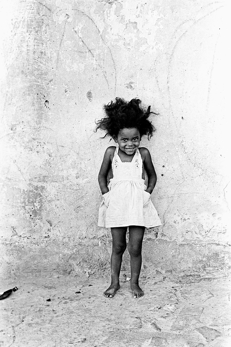 Fal előtt pózoló lány, 1973, Juhan Kuus © Juhan Kuus Documentary Photo Centre