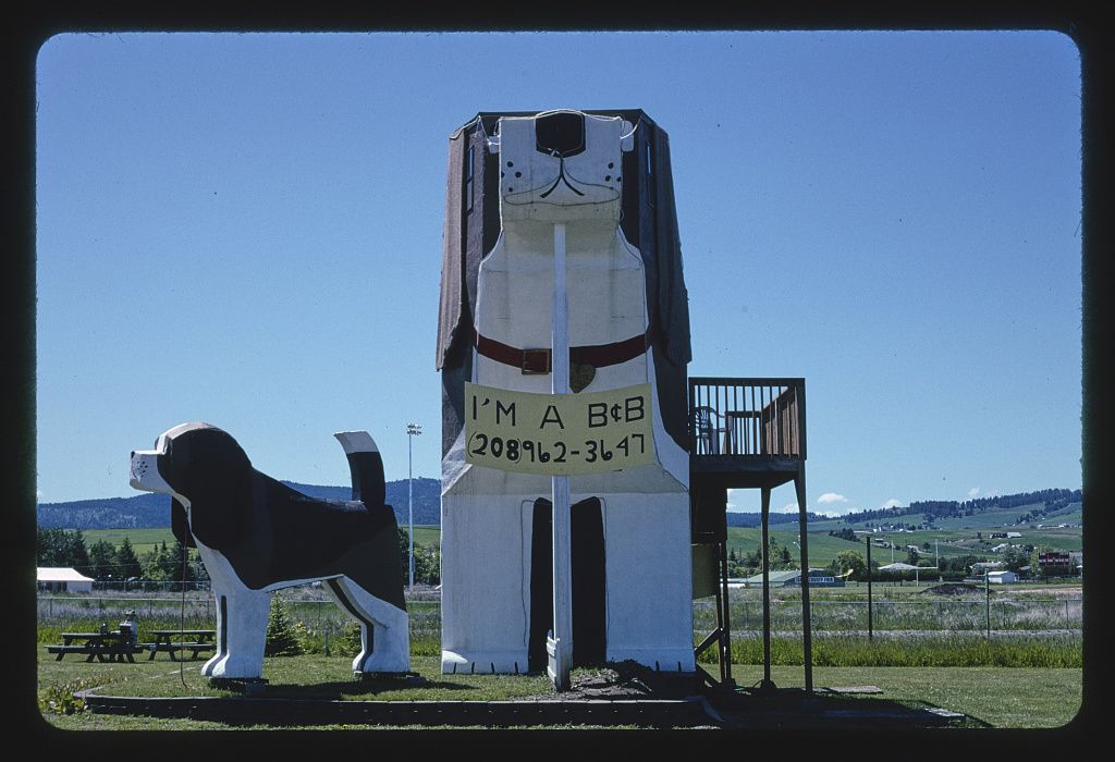 Fotó: John Margolies: Dog Bark Park, Route 95, Cottonwood, Idaho, 2004