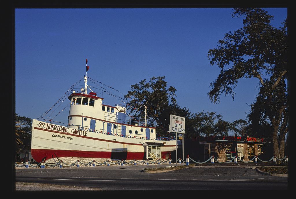 Fotó: John Margolies: Hurricane Camille ajándékbolt, Route 90, Gulfport, Mississippi, 1979