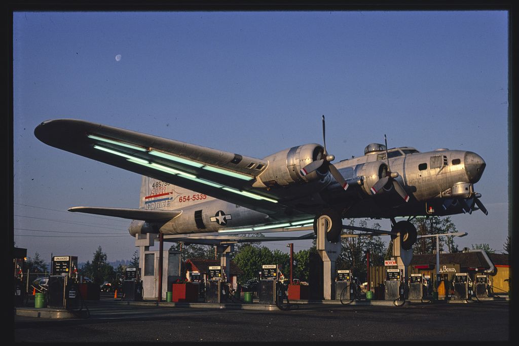 Fotó: John Margolies: Bomber benzinkút, Route 99 E., Milwaukie, Oregon, 1980