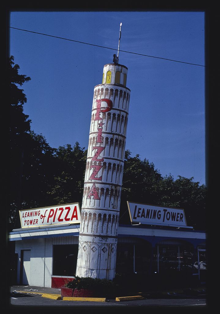 Fotó: John Margolies: Leaning Tower of Pizza, Quincy, Massachusetts, 1984