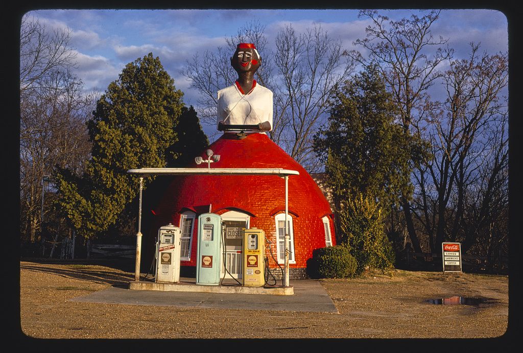 Fotó: John Margolies: Mammy’s Cupboard benzinkút, Route 61, Natchez, Mississippi, 1979