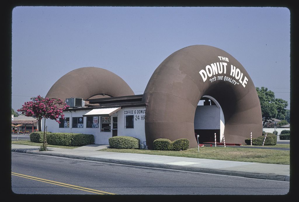 Fotó: John Margolies: The Donut Hole, Amar Road, La Puente, Kalifornia, 1991