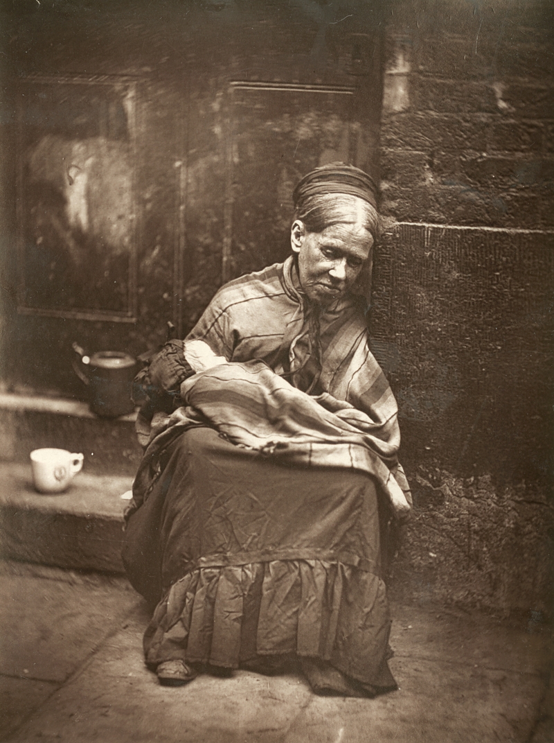 Fotó: John Thomson: Szegény asszony gyermekével, London, 1877 © Hulton Archive/Getty Images