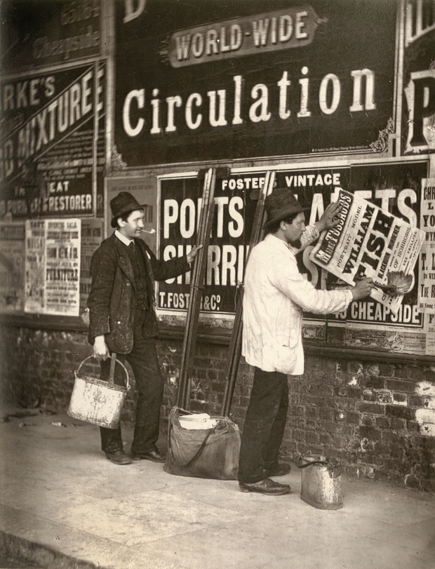 Fotó: John Thomson: Plakátragasztók, London, 1877 © Hulton Archive/Getty Images