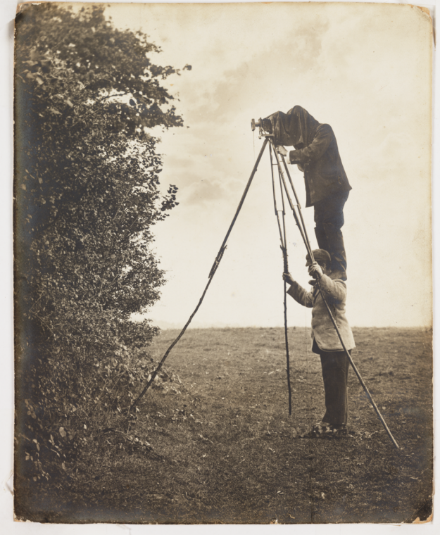 richard_and_cherry_kearton_taking_a_photograph_of_a_bird_s_nest.PNG