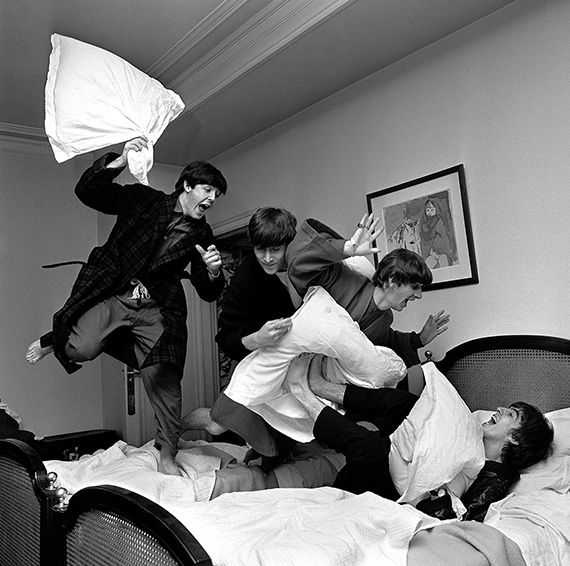 Fotó: Harry Benson<br />‘Pillow fight‘. 3 a.m. George V Hotel. Paris<br />1964<br />© Harry Benson/ Courtesy Staley-Wise Gallery, New York