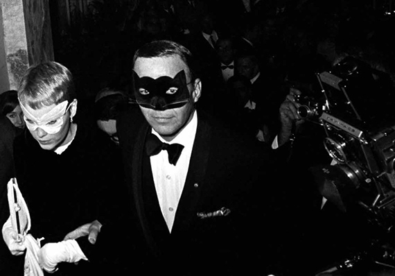 Fotó: Harry Benson<br />Mia Farrow and Frank Sinatra. Plaza Hotel, New York, New York<br />1966<br />© Harry Benson/ Courtesy Staley-Wise Gallery, New York