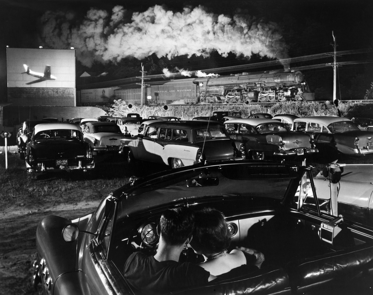 Fotó: O. Winston Link: Hot Shot Eastbound, at the Iaeger Drive-In. W.V.  Iaeger, West Virginia, Aug. 2, 1956 © O. Winston Link / O. Winston Link Museum, Roanoke, Virginia