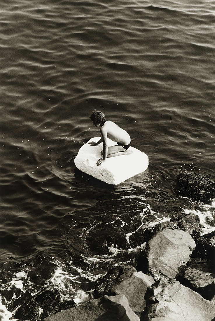 Boy on Raft<br />1978<br />Peter Hujar<br />Tirage gélatino-argentique, The Morgan Library & Museum, achat grâce au achat en 2013 grâce au Charina Endowment Fund<br />© Peter Hujar Archive, LLC, courtesy Pace/MacGill Gallery, New York and Fraenkel Gallery, San Francisco