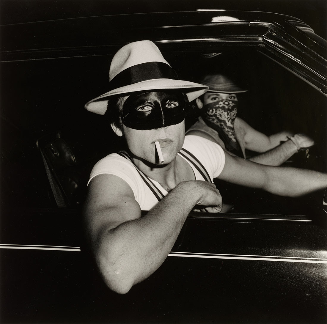 Boys in Car, Halloween<br />1978<br />Peter Hujar<br />Tirage gélatino-argentique, Collection of John Erdman and Gary Schneider<br />© Peter Hujar Archive, LLC, courtesy Pace/MacGill Gallery, New York and Fraenkel Gallery, San Francisco