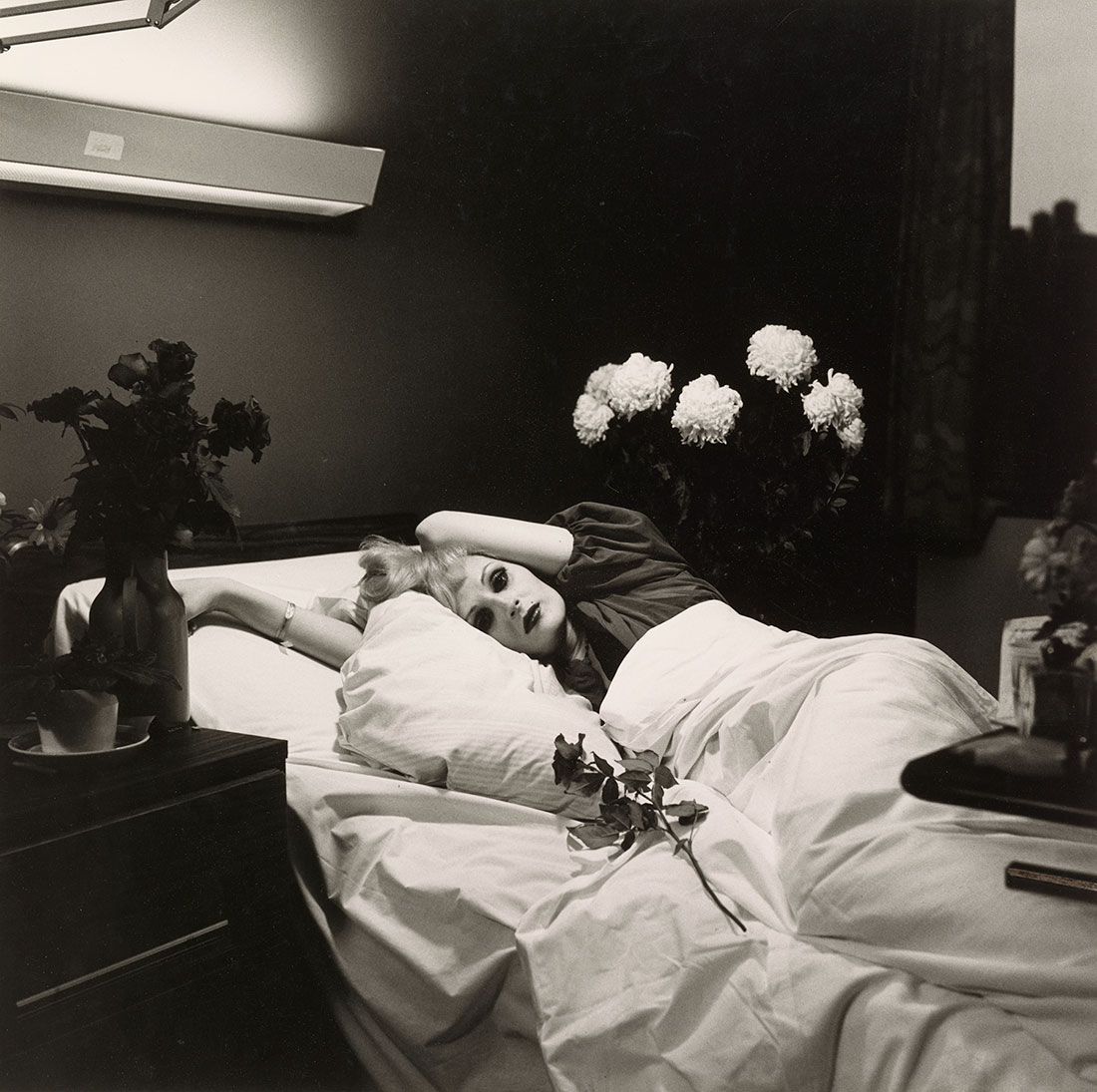 Candy Darling on her Deathbed<br />1973<br />Peter Hujar<br />Tirage gélatino-argentique, Collection of Ronay and Richard Menschel<br />© Peter Hujar Archive, LLC, courtesy Pace/MacGill Gallery, New York and Fraenkel Gallery, San Francisco