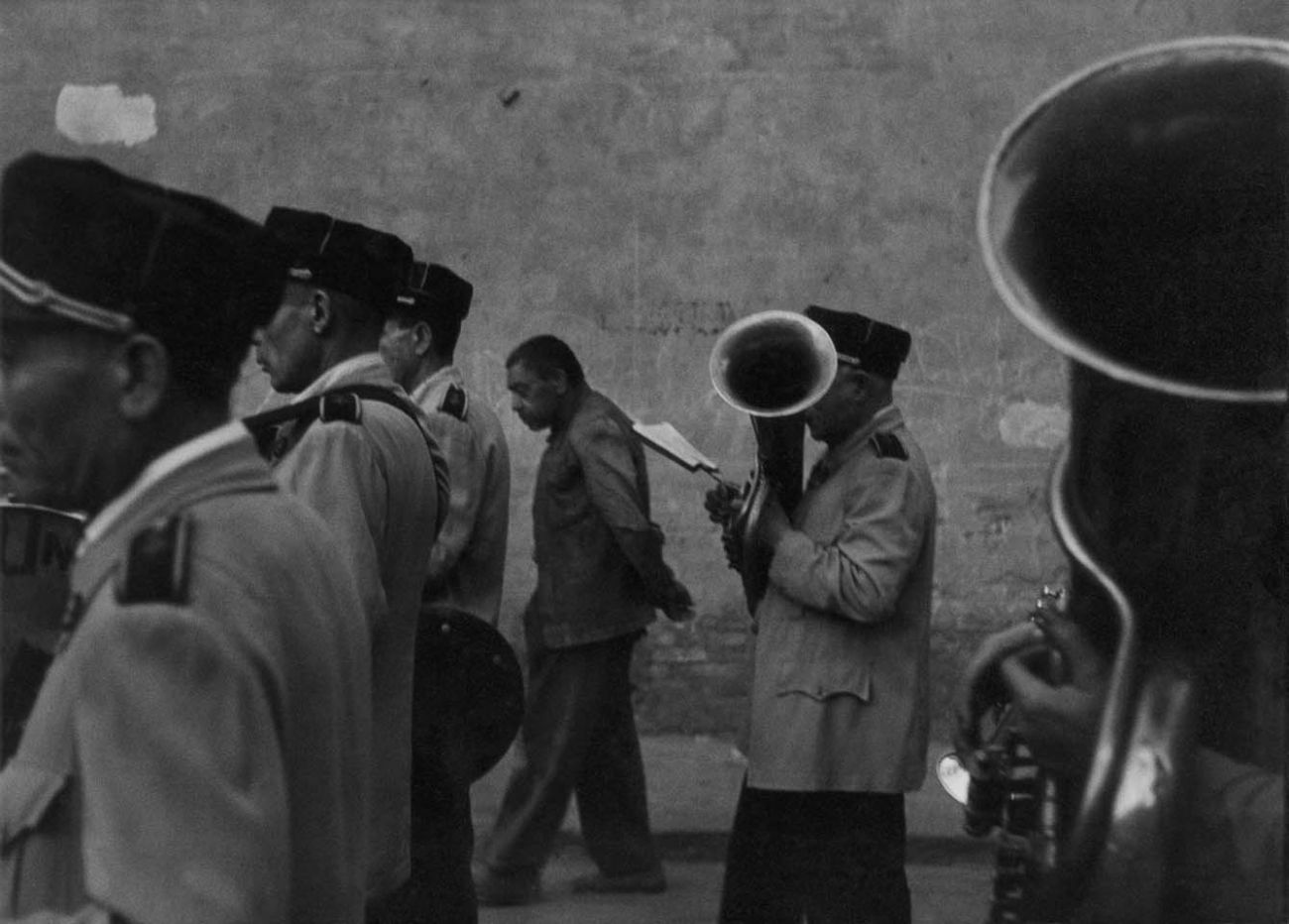 Parade, Valencia, 1952 © Robert Frank. Courtesy Sammlung der Fotostiftung Schweiz, Winterthur <br /><br />A C/O Berlinben megrendezett kiállítás 2019. november 30-ig látogatható.