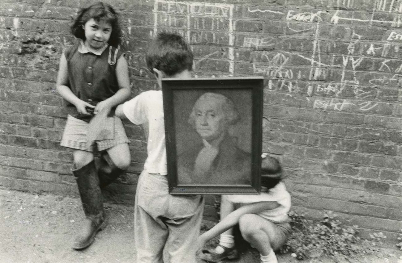 New York, c. 1950 © Robert Frank. Courtesy Sammlung der Fotostiftung Schweiz, Winterthur <br /><br />A C/O Berlinben megrendezett kiállítás 2019. november 30-ig látogatható.