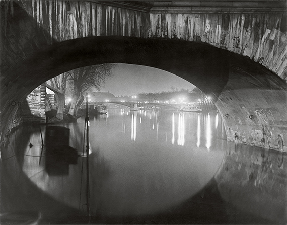 View through the pont Royal toward the pont Solferino, c 1933<br />© Estate Brassaï Succession, Paris<br /><br />A Foamban megrendezett kiállítás 2019. december 4-ig látogatható.