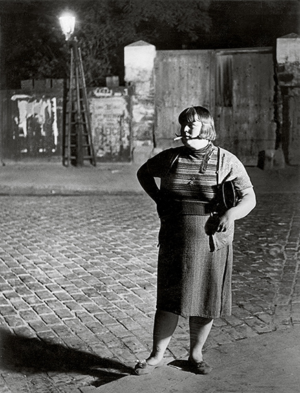 Streetwalker near Place d‘Italie, 1932<br />© Estate Brassaï Succession, Paris<br /><br />A Foamban megrendezett kiállítás 2019. december 4-ig látogatható.