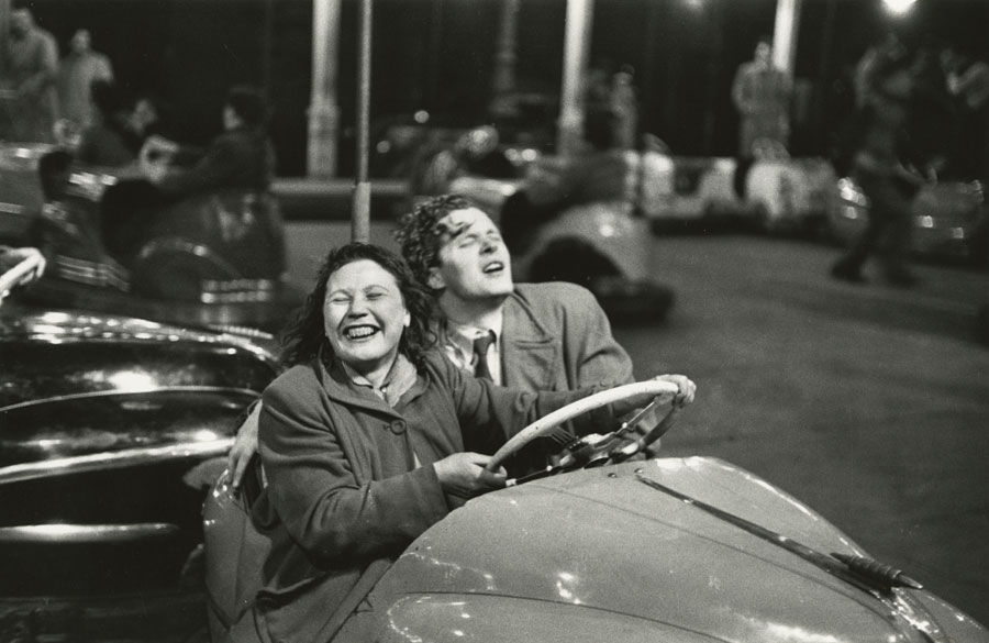 Paris, 1952, (Detail) © Robert Frank. Courtesy Sammlung der Fotostiftung Schweiz, Winterthur und Pace MacGil<br /><br />A C/O Berlinben megrendezett kiállítás 2019. november 30-ig látogatható.