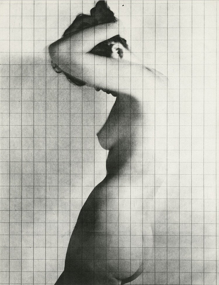 Nude Under Grid, New York, 1950 © The Estate of Erwin Blumenfeld, courtesy Howard Greenberg Gallery<br /><br />A Chaussee36 Photographyban megrendezett kiállítás 2019. november 30-ig látogatható.