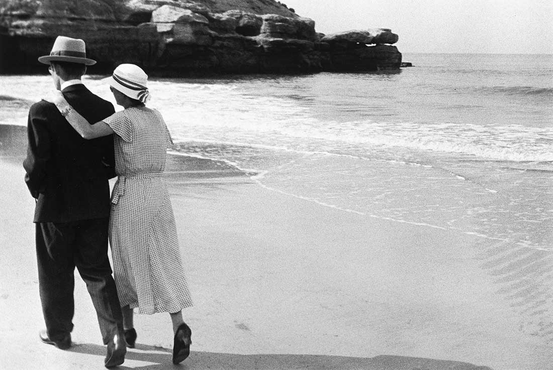 Fotó: Couple sur la plage, Royan<br />1932<br />René-Jacques<br />© ministère de la Culture /Médiathèque de l’architecture et du patrimoine / Donation René-Jacques