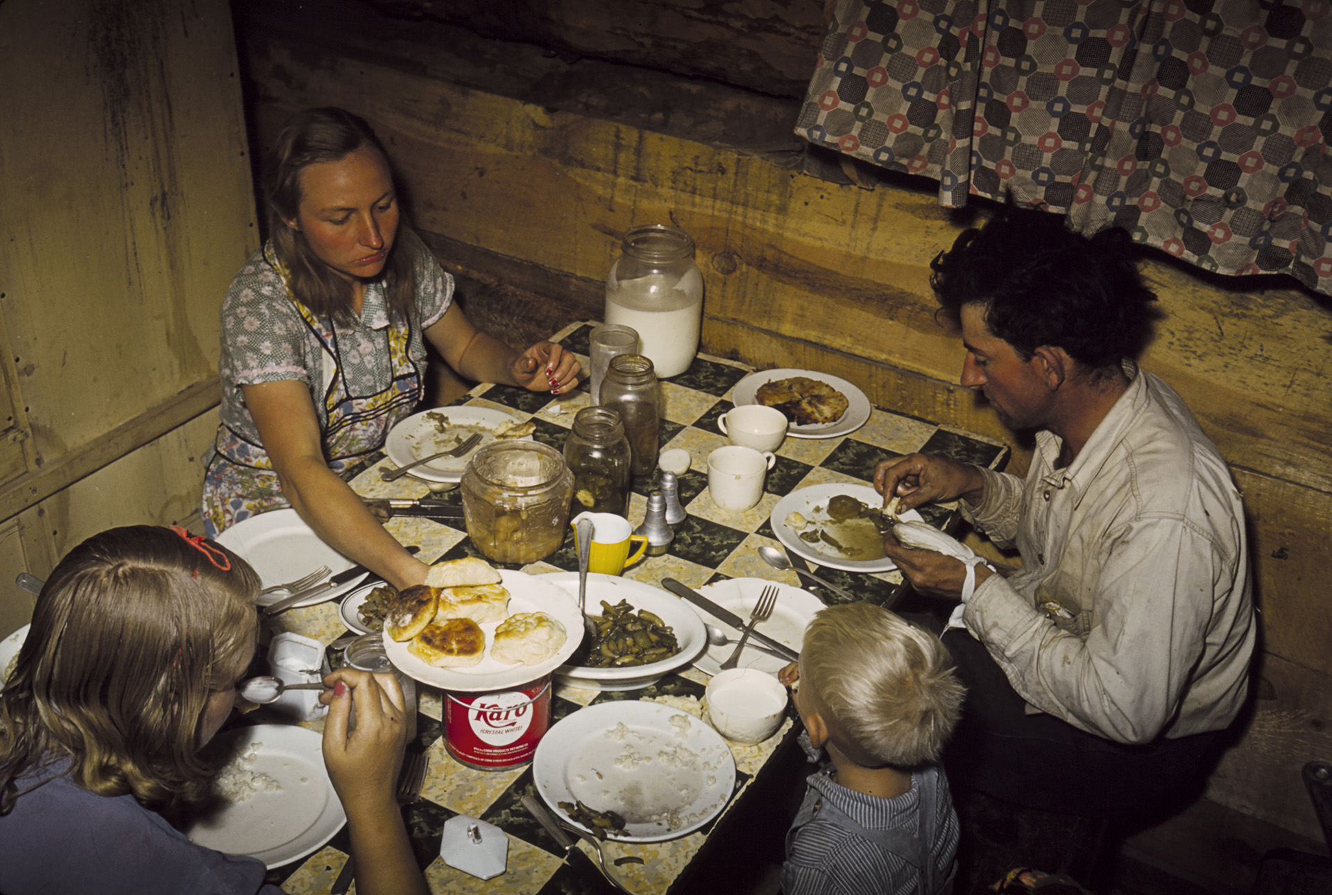 Fotó: Russell Lee: The Faro Caudill Family Eating Dinner in Their Dugout, Pie Town, New Mexico, 1940 Courtesy The Library of Congress Prints and Photographs Division