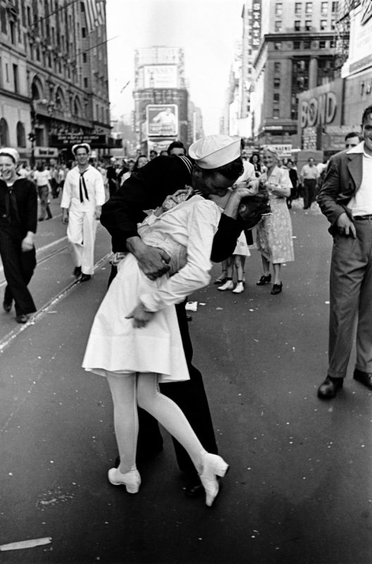 Fotó: Alfred Eisenstaedt: Times Square, New York, USA, 1945. augusztus 14. © Time & Life Pictures/Getty Images 