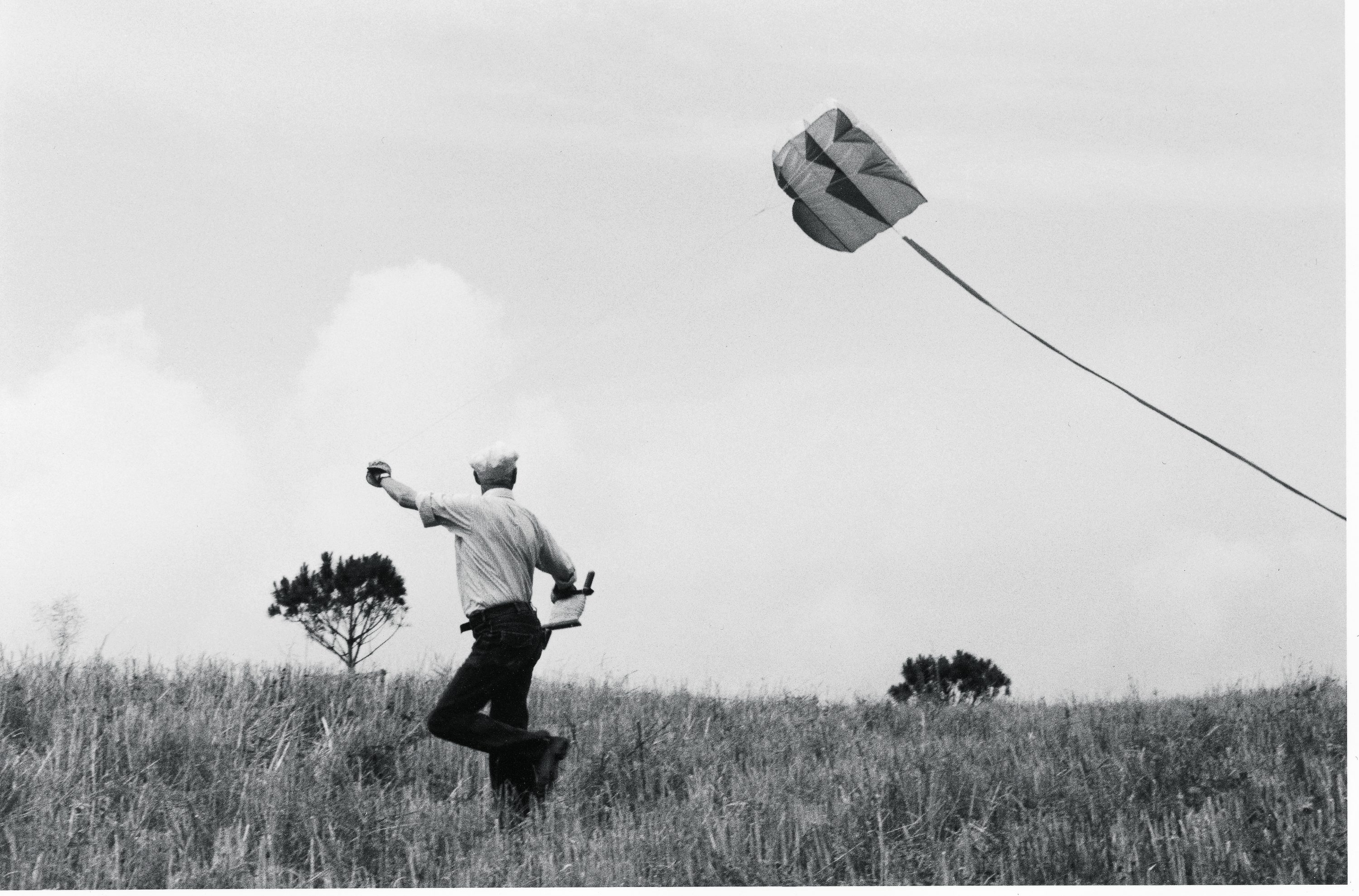 Fotó: John Loengard: Henri Cartier-Bresson sárkányeregetés közben, Provance, Franciaország, 1987 © Time & Life Pictures/Getty Images 