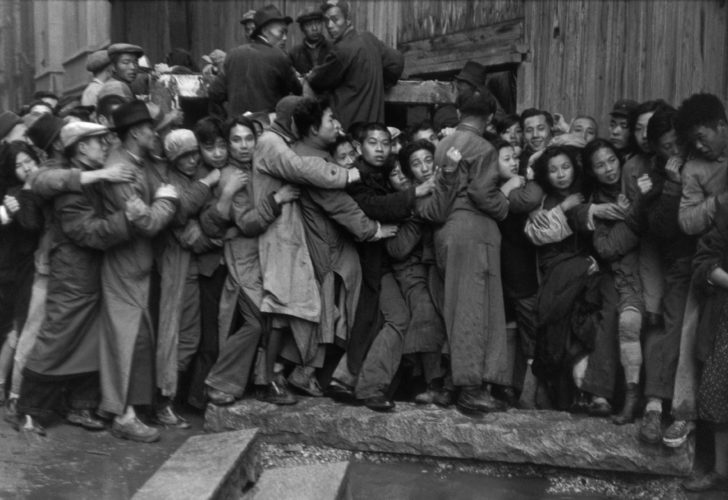 Fotó: Henri Cartier-Bresson: Gold Rush. At the end of the day, scrambles in front of a bank to buy gold. The last days of Kuomintang, Shanghai, 23 December 1948. © Fondation Henri Cartier-Bresson / Magnum Photos