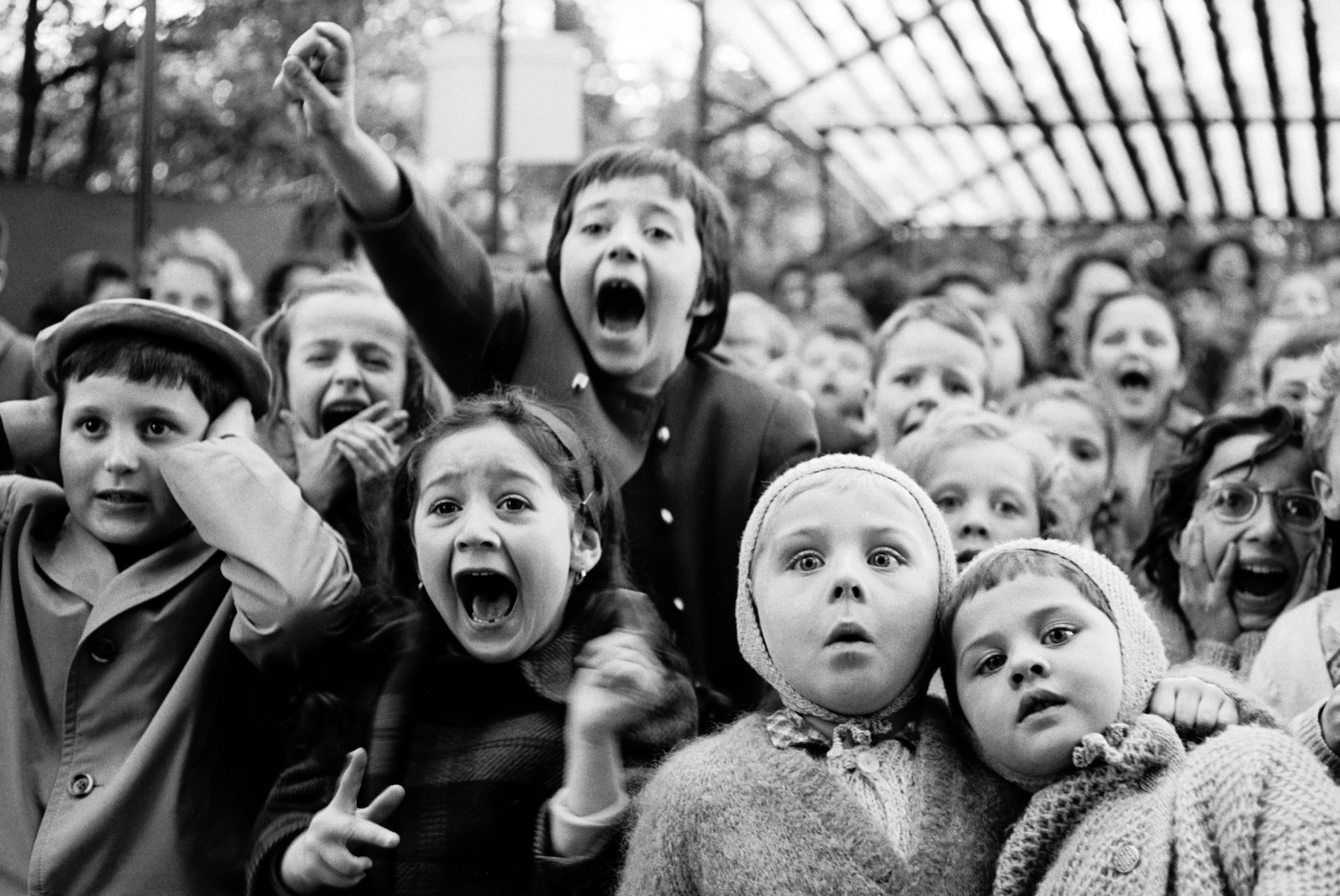 Fotó: Alfred Eisenstaedt: Gyerekek a bábszínházban, Párizs, 1963 © Time & Life Pictures/Getty Images 