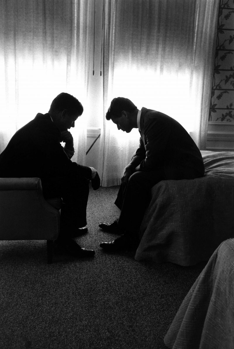 Fotó: Hank Walker: John F. Kennedy és testvére, Robert, Hotel Biltmore, Los Angeles, USA, 1960 © Time & Life Pictures/Getty Images 