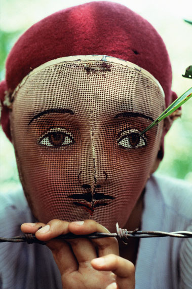 Fotó: Susan Meiselas: Traditional Indian dance mask from the town of Monimbó, adopted by the rebels during the fight against Somoza to conceal identity, Nicaragua, 1978<br />© Susan Meiselas / Magnum Photos
