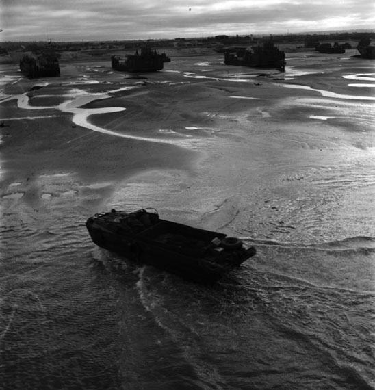 Fotó: Lee Miller: View of the landing craft, Normandy Beach, France<br />© Lee Miller Archives, England 2019. All rights reserved. leemiller.co.uk