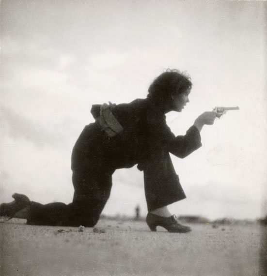 Fotó: Gerda Taro: Republican militiawoman training on the beach outside Barcelona, Spain, August 1936 © International Center of Photography, New York