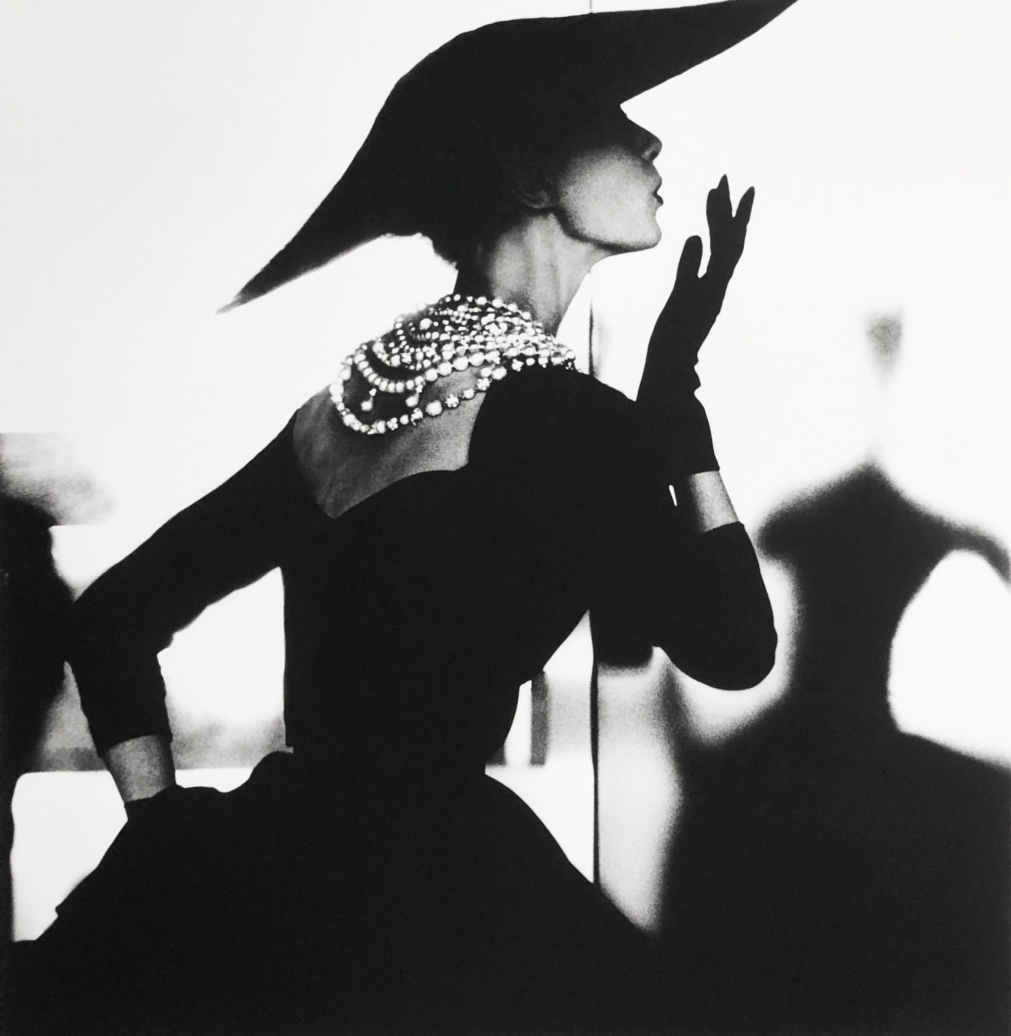 Fotó: Lillian Bassman: Blowing Kiss, Barbara Mullen, New York, c. 1958