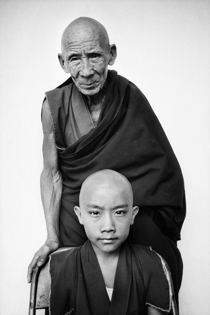 Fotó: Martine Franck: Tenzin Tosan Rinpoche with his tutor Gen Pagdo, Rato Monastery, Karnataka State, India, 1996 © Martine Franck / Magnum Photos