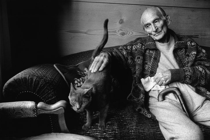 Fotó: Martine Franck: Painter Balthus and his cat Mitsuko, Grand Chalet de Rossinière, Switzerland, 1999 © Martine Franck / Magnum Photos