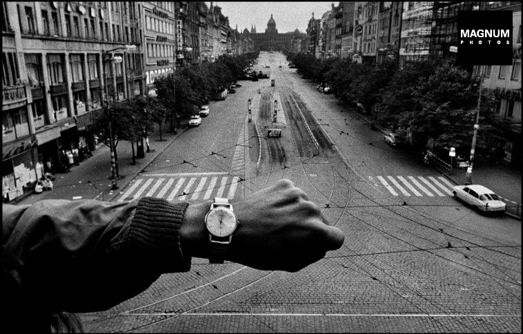 Fotó: Josef Koudelka: Prague. August 1968. Warsaw Pact troops invasion. © Josef Koudelka/Magnum Photos