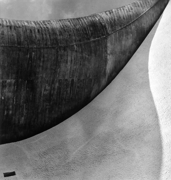 Fotó: Lucien Hervé: Le Corbusier: Ronchamp-i kápolna, 1954 still from ‘Le Corbusier & Lucien Hervé: The Architect & The Photographer – A Dialogue‘. (Published 2011, © Thames & Hudson)