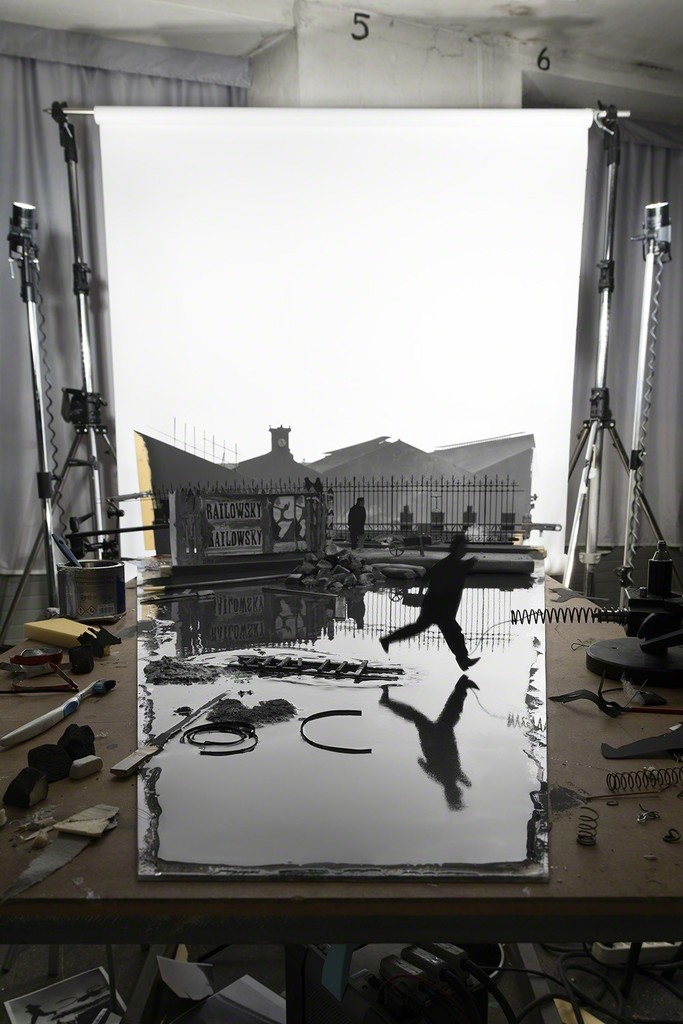 Fotó: Cortis & Sonderegger: Making of „Derrière la gare de Saint-Lazare“ (by Henri Cartier-Bresson, 1932), 2016 © Thames and Hudson / Cortis & Sonderegger