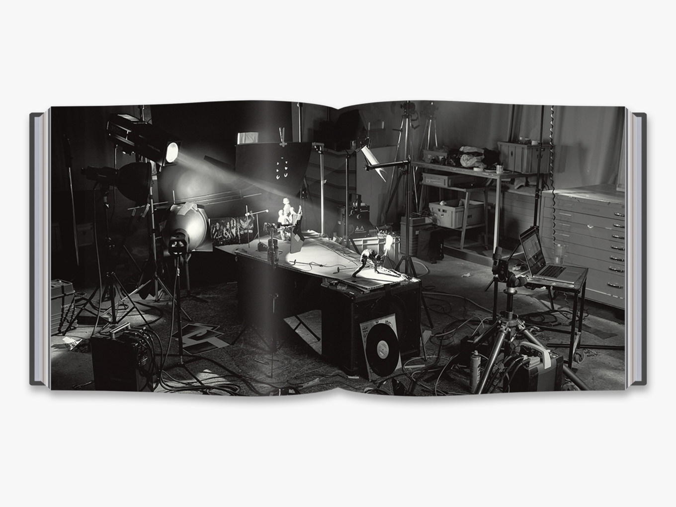 Fotó: Cortis & Sonderegger: Making of Paul Simonon at the New York Palladium, September 21st, 1979 (by Pennie Smith, 1979), 2016 © Thames and Hudson / Cortis & Sonderegger