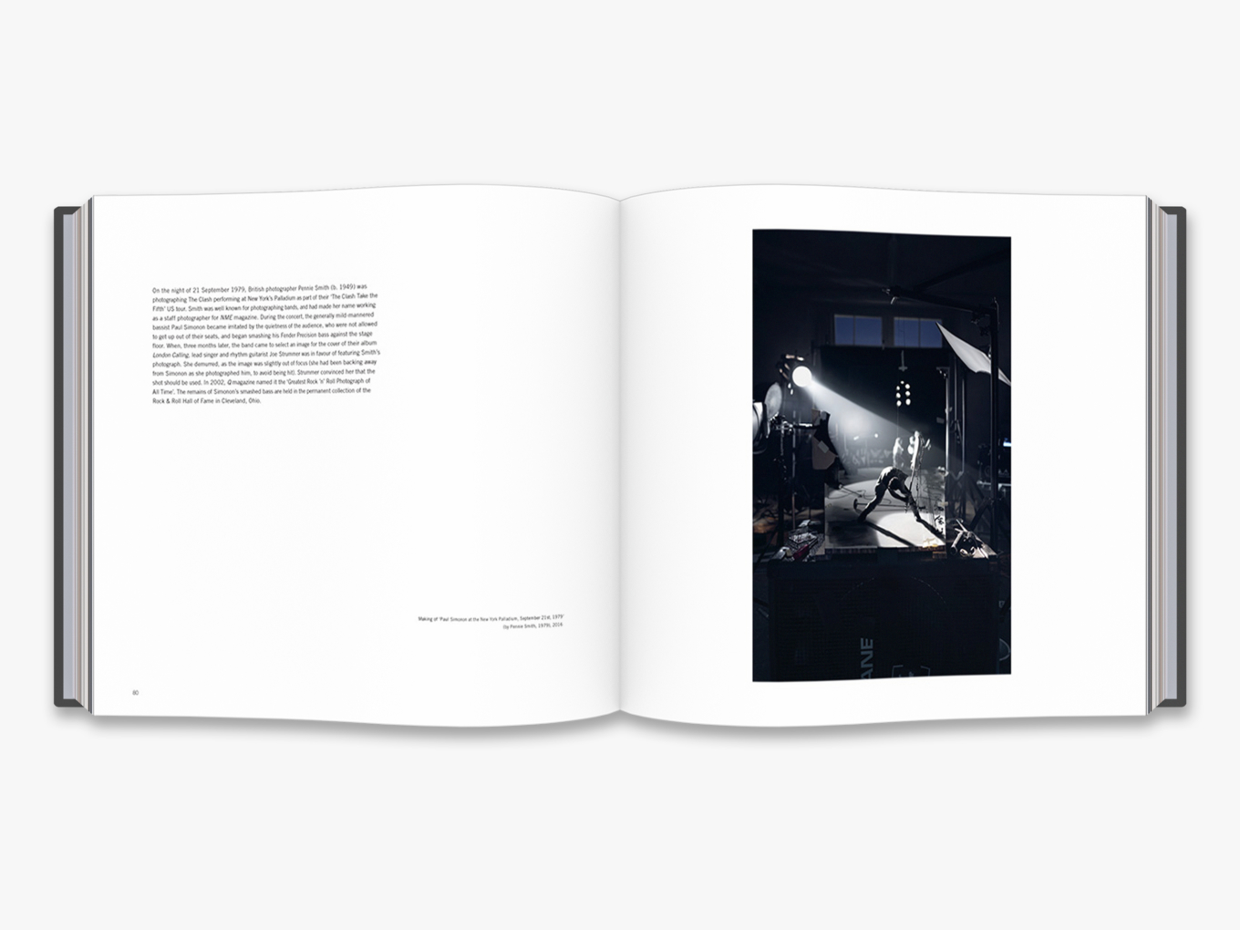 Fotó: Cortis & Sonderegger: Making of Paul Simonon at the New York Palladium, September 21st, 1979 (by Pennie Smith, 1979), 2016 © Thames and Hudson / Cortis & Sonderegger