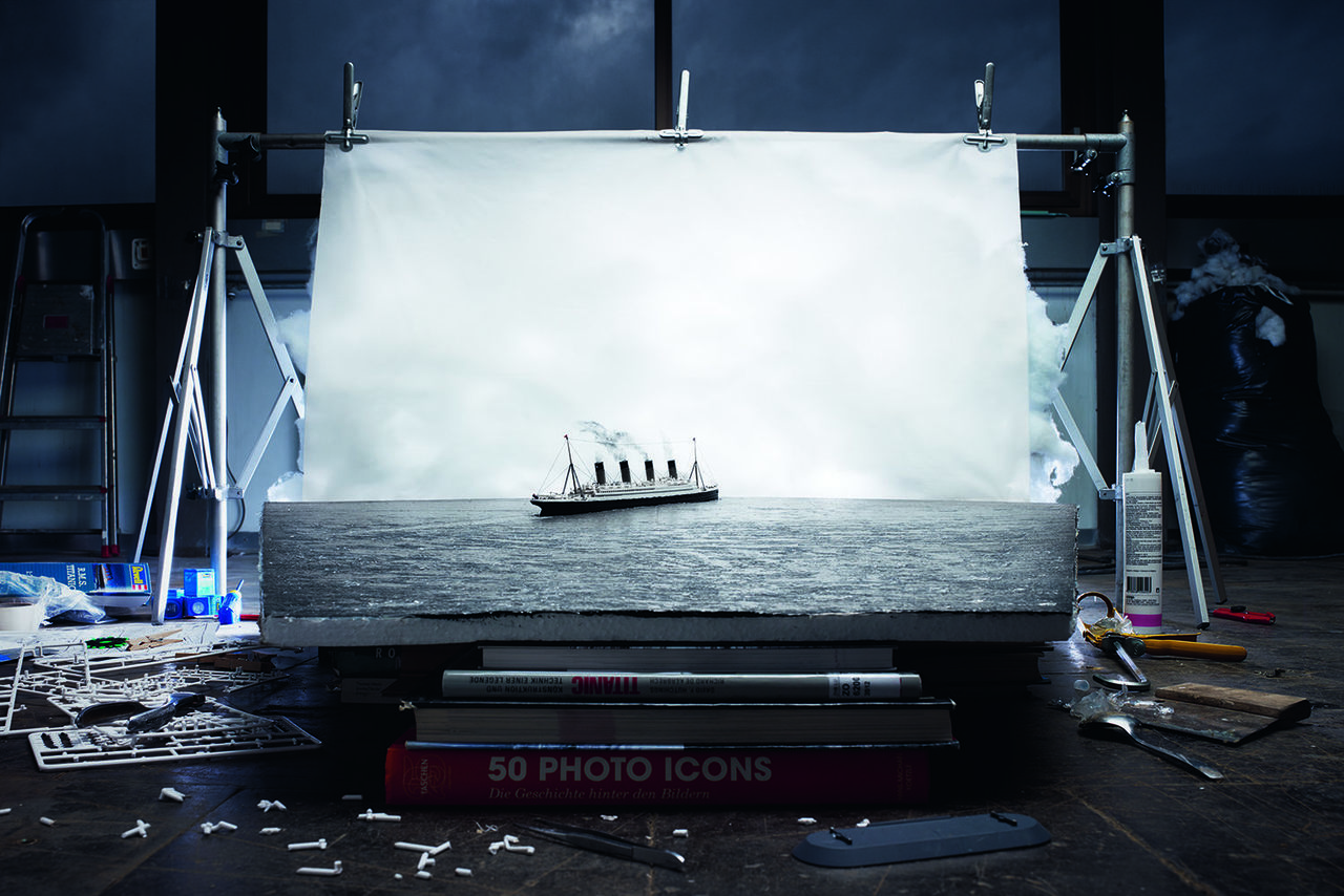 Fotó: Cortis & Sonderegger: Making of The Last Photo of the Titanic Afloat, (by Francis Brown, 1912), 2014 © Thames and Hudson / Cortis & Sonderegger