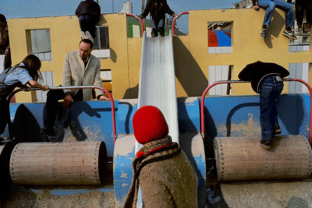 Fotó: Paris, 1st district. ‘Les Halles‘ area. Children‘s playground. 1985<br />© 2015 Harry Gruyaert / Magnum Photos