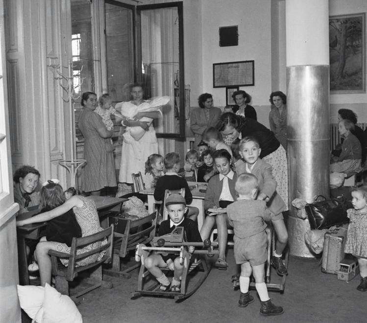 Fotó: Kotnyek Antal: Keleti pályaudvar, gyermekváró, 1955 © Fortepan