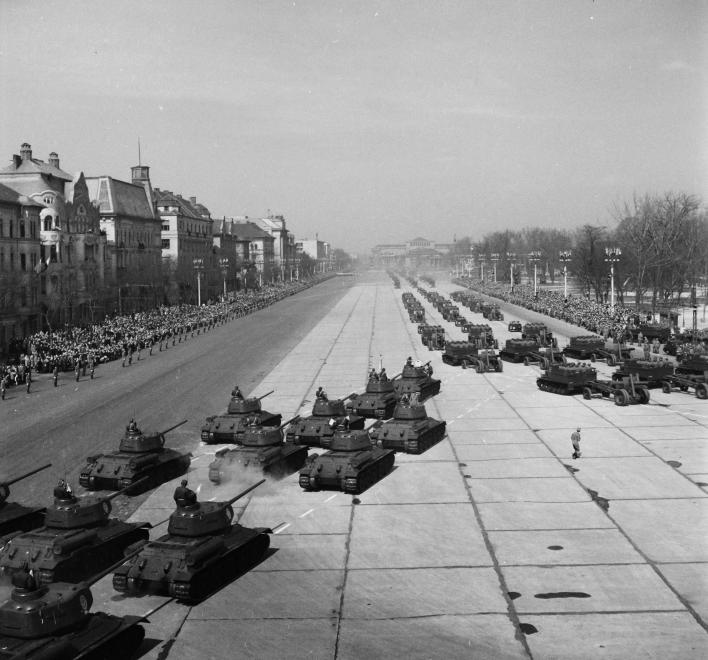 Fotó: Kotnyek Antal: Dózsa György út és az Ötvenhatosok tere (Felvonulási tér) az Ajtósi Dürer sor felől nézve. Április 4-i katonai díszszemle, 1958 © Fortepan